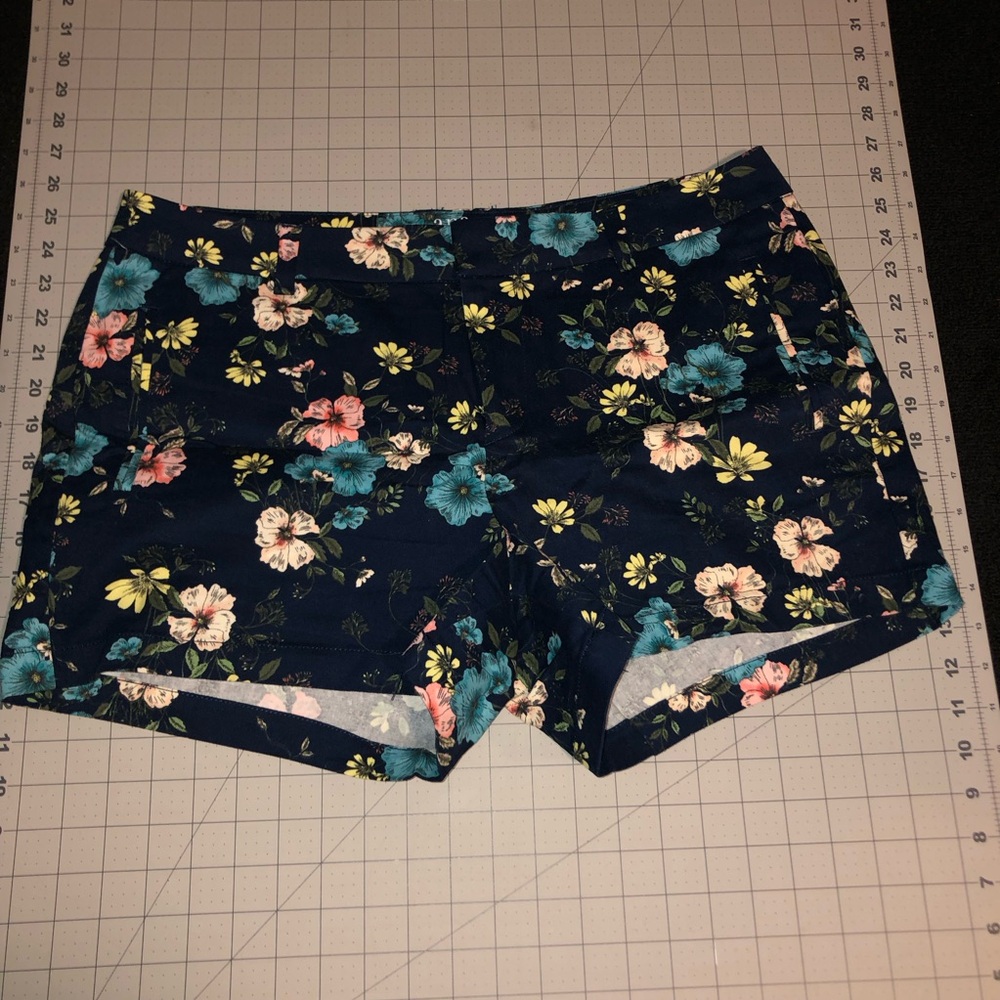 a.n.a. Twill Shorts. Size 14. Blue Floral color.